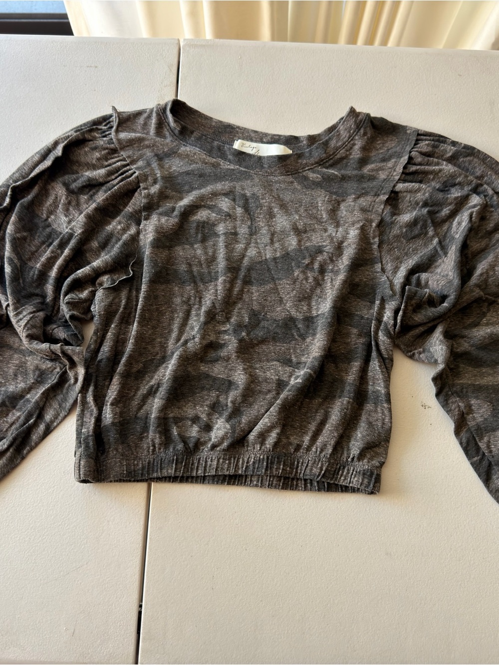 Cropped Puff-Sleeve Top in Heather Gray